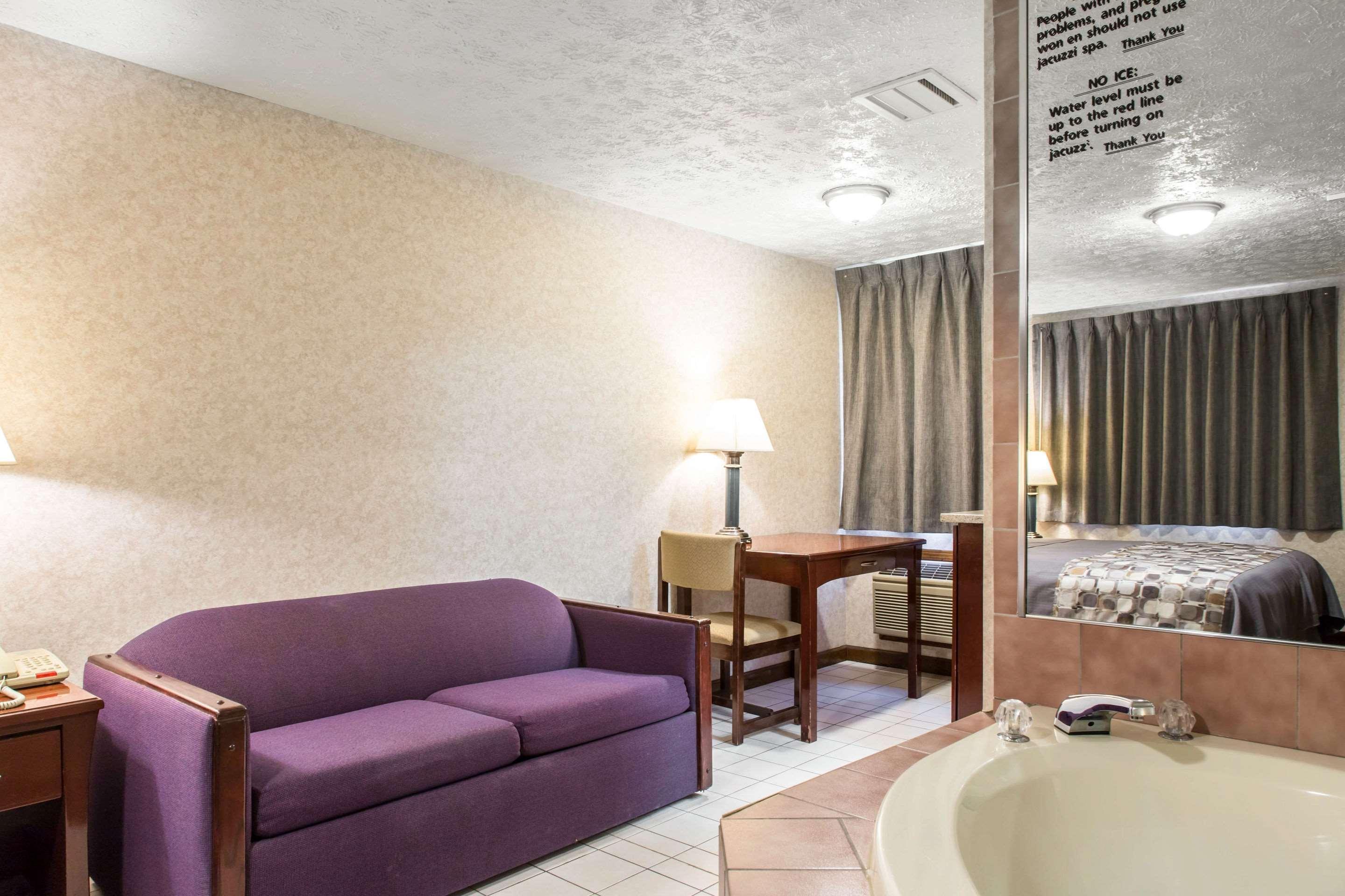 Rodeway Inn & Suites Branford - Guilford Екстер'єр фото