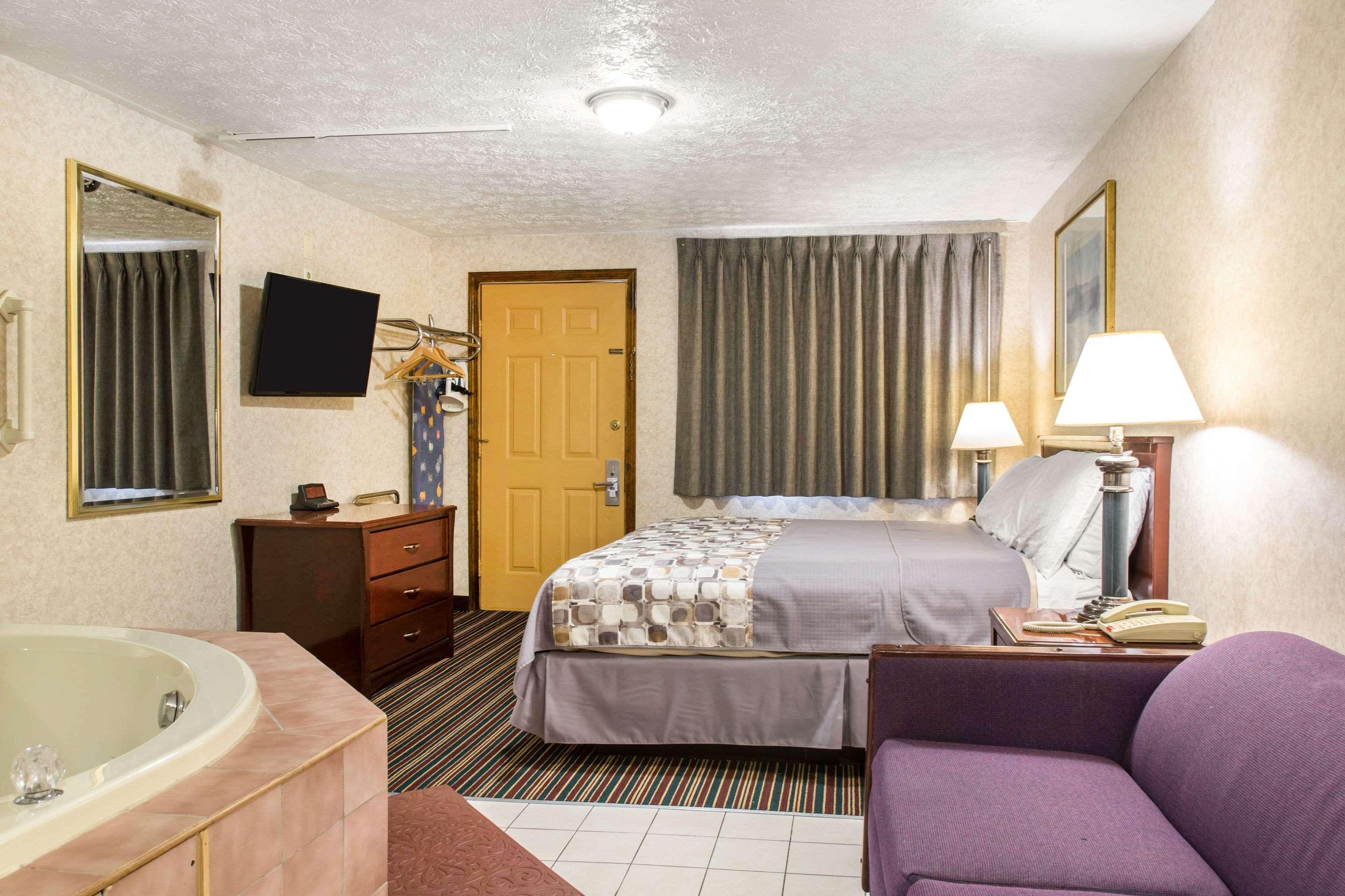 Rodeway Inn & Suites Branford - Guilford Екстер'єр фото
