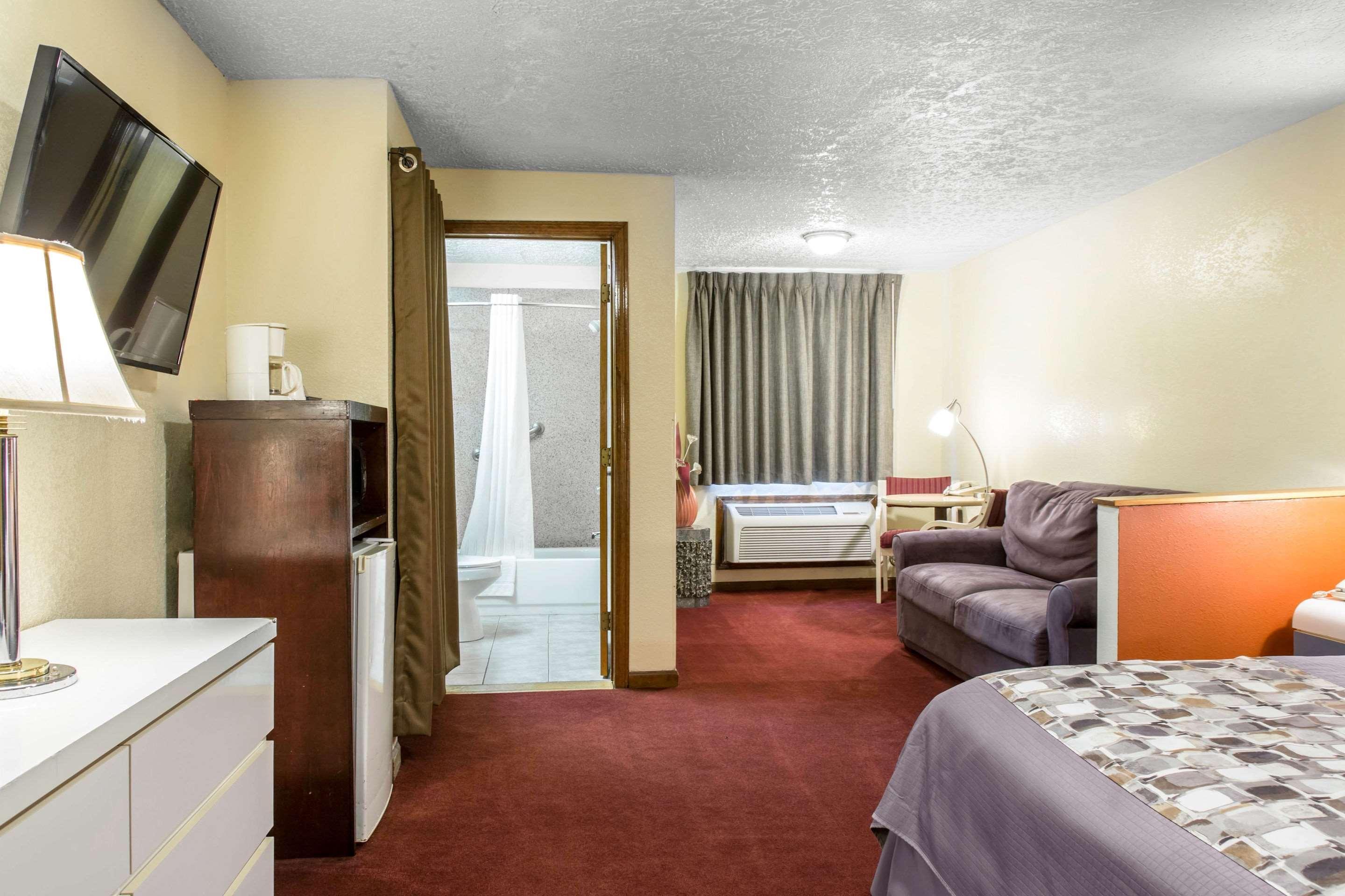 Rodeway Inn & Suites Branford - Guilford Екстер'єр фото